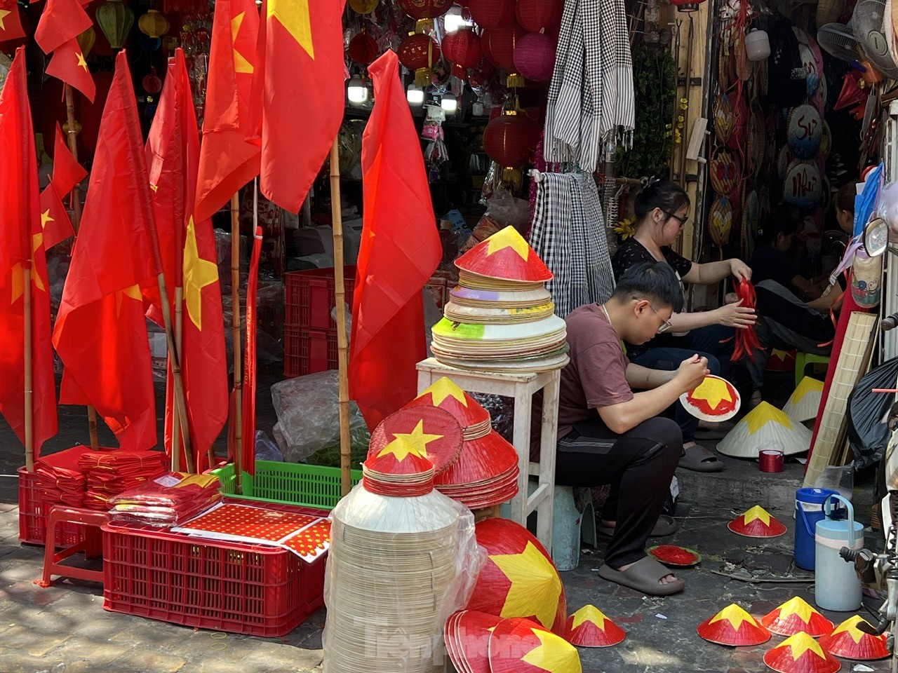 Người dân TPHCM nườm nượp đi mua áo, mũ, cờ đỏ sao vàng - Ảnh 8