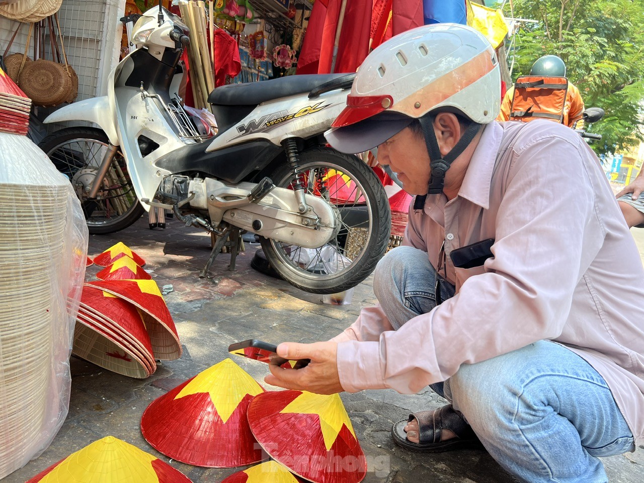 Người dân TPHCM nườm nượp đi mua áo, mũ, cờ đỏ sao vàng - Ảnh 9