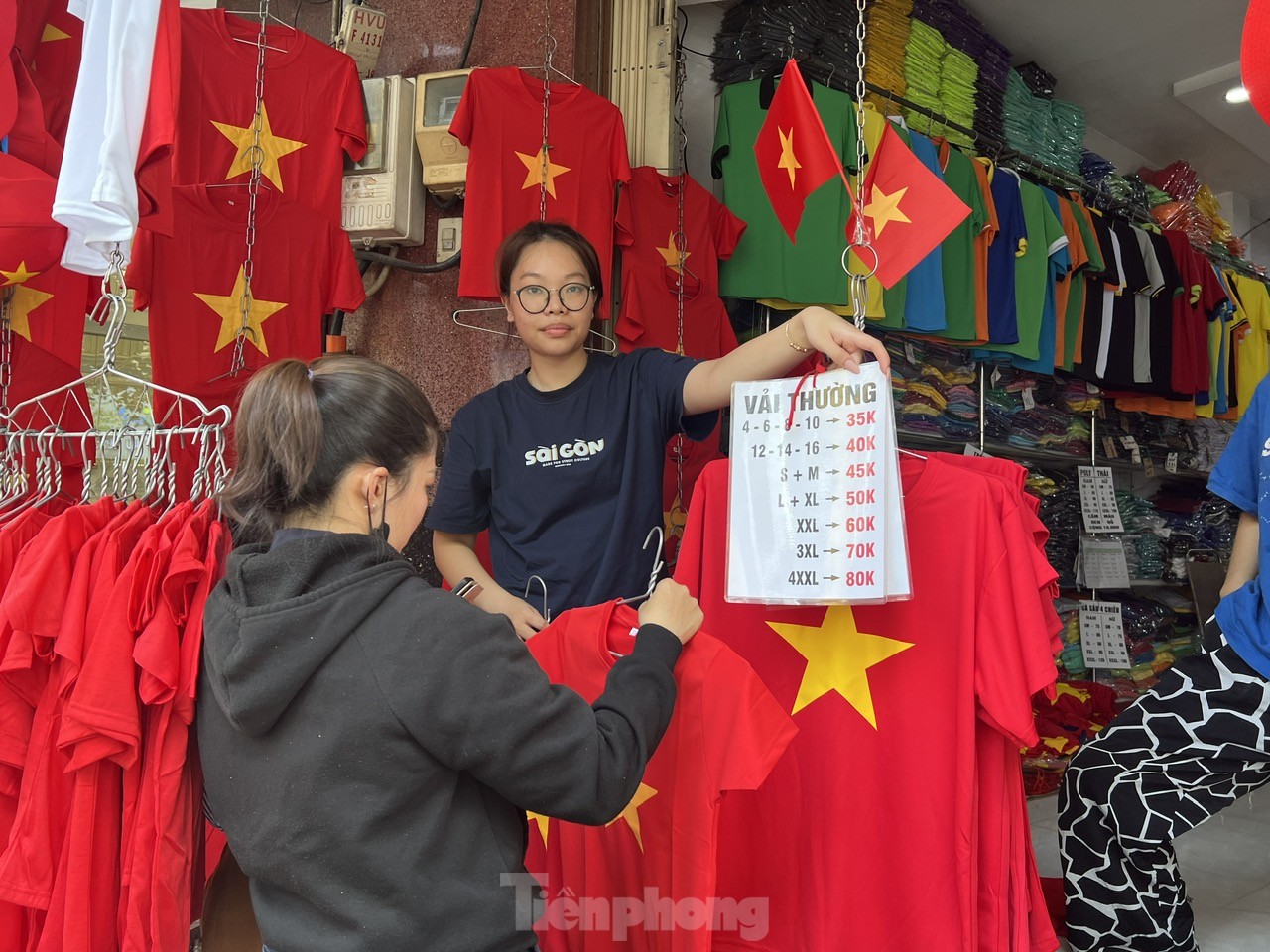 Người dân TPHCM nườm nượp đi mua áo, mũ, cờ đỏ sao vàng - Ảnh 2