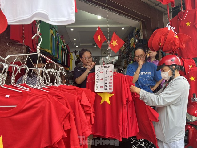 Người dân TPHCM nườm nượp đi mua áo, mũ, cờ đỏ sao vàng - Ảnh 1