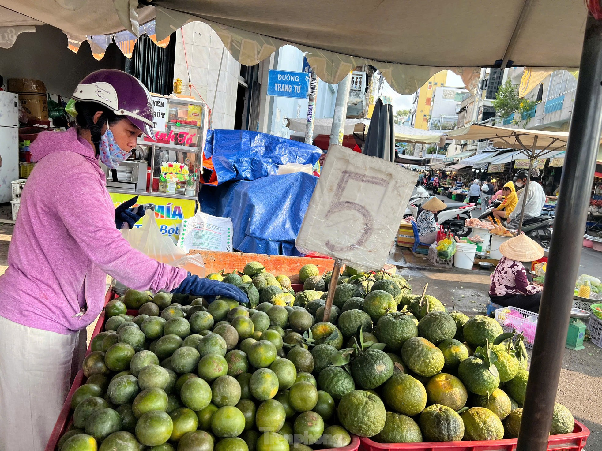 Ngỡ ngàng nhiều trái cây giải nhiệt mùa nóng có giá bằng ly trà đá - Ảnh 1