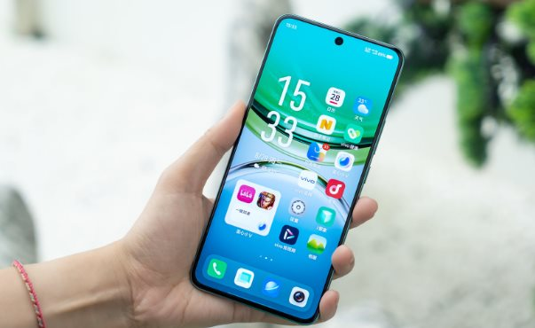 Mẫu smartphone xứng đáng "bá chủ" tầm giá 6 triệu: Pin 7300mAh cực khủng, màn chất hơn iPhone 16, sạc 90W - Ảnh 1