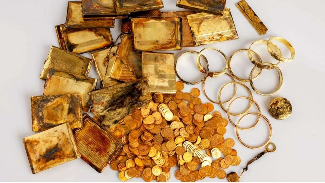 Đang đi bộ trên núi bất ngờ nhặt được hộp đựng 600 đồng tiền vàng, trị giá 9 tỷ đồng - Ảnh 1