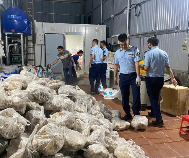 Phát hiện "bí mật khủng" trong hàng trăm chiếc túi nilon tại kho lạnh ở Hà Nội - Ảnh 1