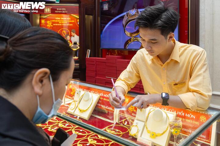 Giá vàng vượt 122 triệu đồng/lượng, có nên mua vào? - Ảnh 1