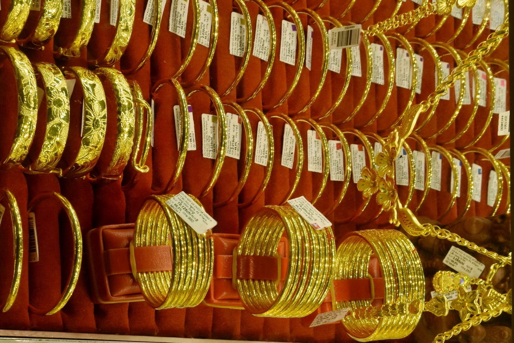 Giá vàng miếng SJC, vàng nhẫn rớt mạnh, có nên mua vào? - Ảnh 1