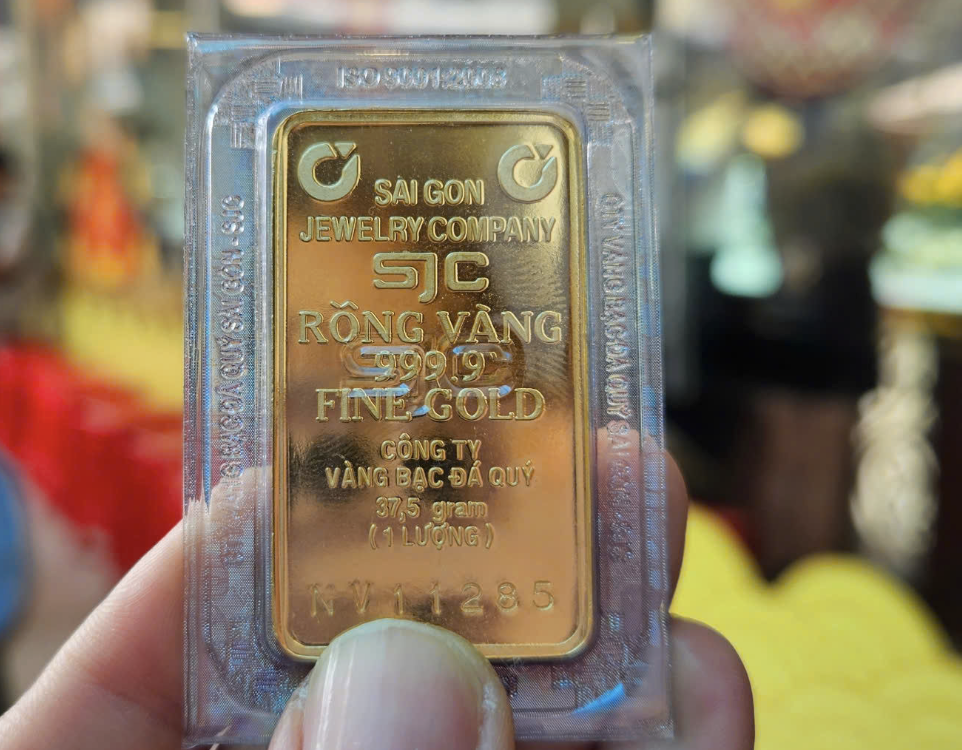 Nhiều cửa hàng lớn đồng loạt báo hết vàng để bán, điều gì đang xảy ra? - Ảnh 1