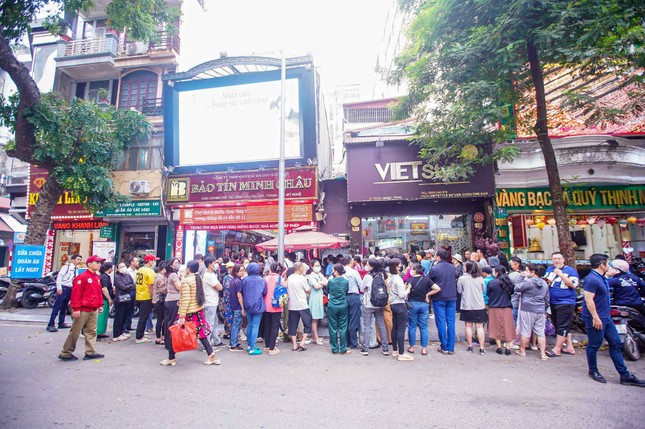 Giá vàng 'bốc hơi' đột ngột, điều cần làm ngay lúc này - Ảnh 1