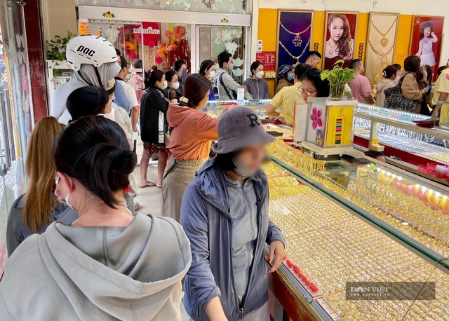 Người phụ nữ ở Hà Nội mang 300 chỉ đi bán vào ngày giá vàng vượt 115 triệu, nghe số lãi mà choáng - Ảnh 4