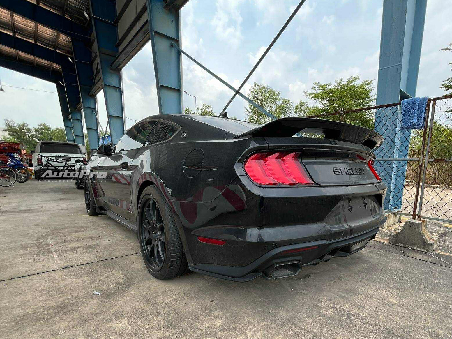 Bộ 3 xe độc trị giá hàng chục tỷ đồng phủ bụi ngoài cảng tại Việt Nam: Range Rover limo dài hơn Transit, có chiếc bản siêu giới hạn - Ảnh 4