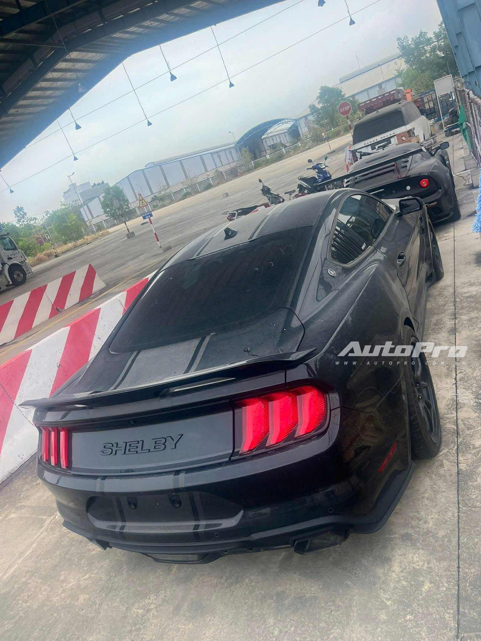 Bộ 3 xe độc trị giá hàng chục tỷ đồng phủ bụi ngoài cảng tại Việt Nam: Range Rover limo dài hơn Transit, có chiếc bản siêu giới hạn - Ảnh 5