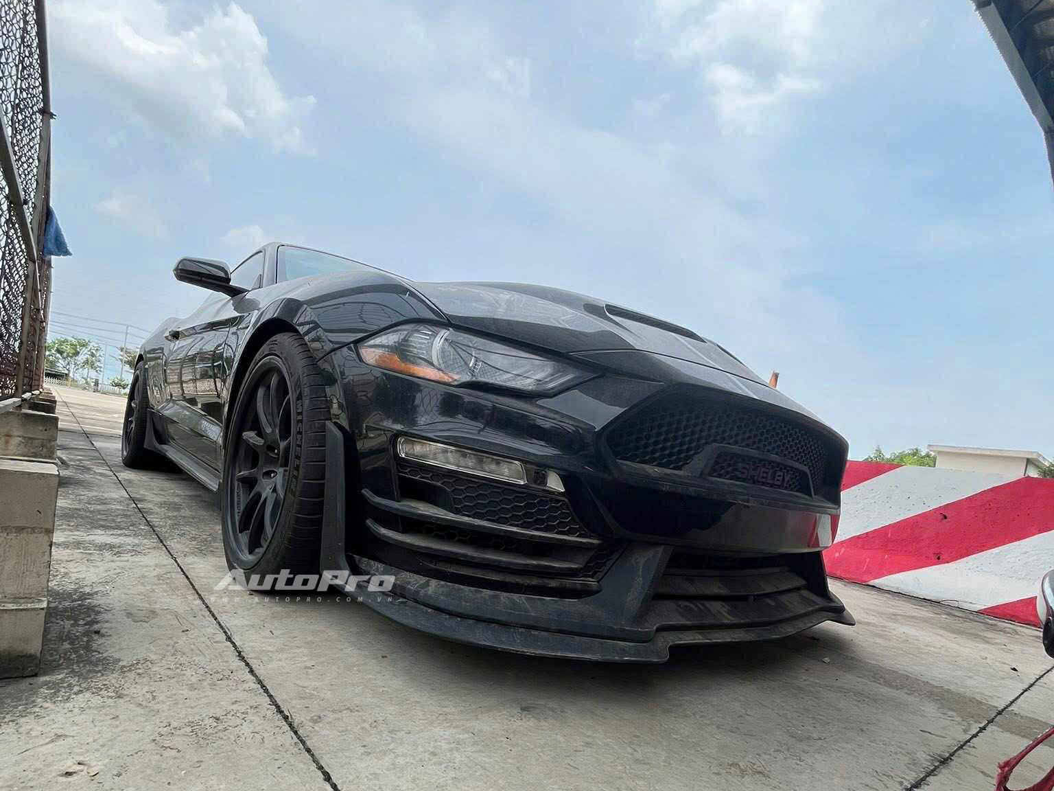 Bộ 3 xe độc trị giá hàng chục tỷ đồng phủ bụi ngoài cảng tại Việt Nam: Range Rover limo dài hơn Transit, có chiếc bản siêu giới hạn - Ảnh 3