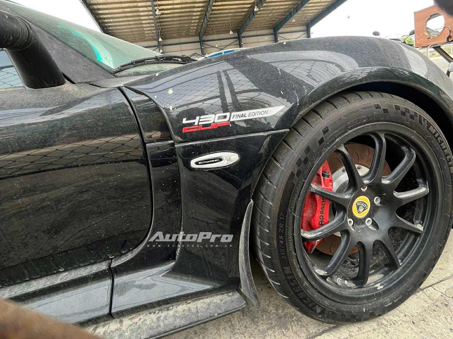 Bộ 3 xe độc trị giá hàng chục tỷ đồng phủ bụi ngoài cảng tại Việt Nam: Range Rover limo dài hơn Transit, có chiếc bản siêu giới hạn - Ảnh 8