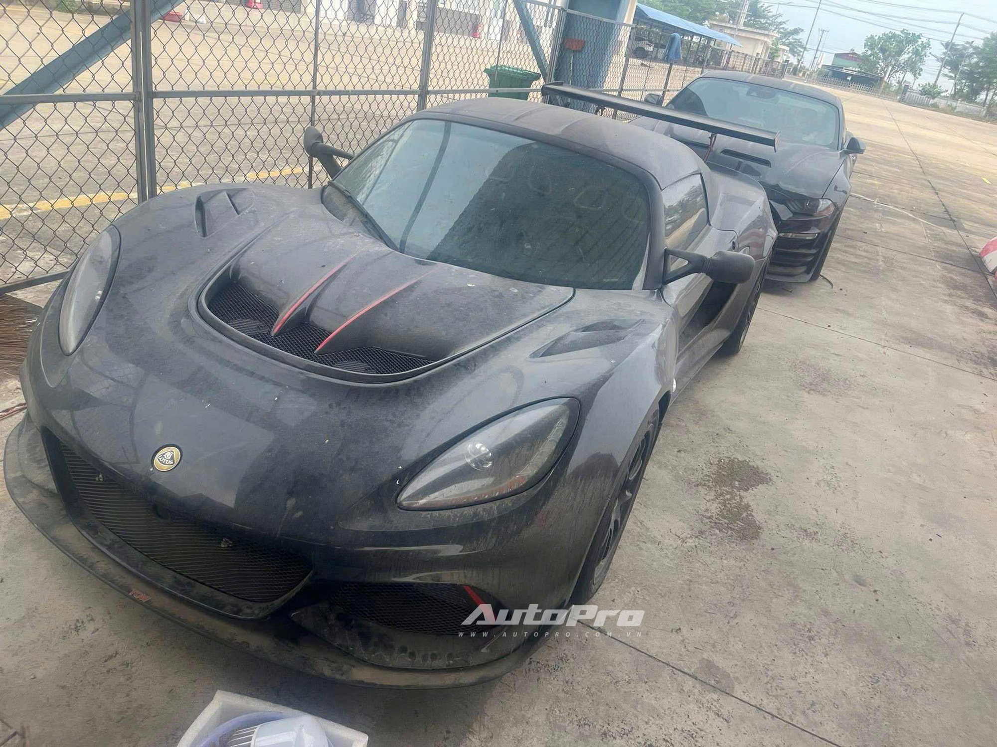 Bộ 3 xe độc trị giá hàng chục tỷ đồng phủ bụi ngoài cảng tại Việt Nam: Range Rover limo dài hơn Transit, có chiếc bản siêu giới hạn - Ảnh 7