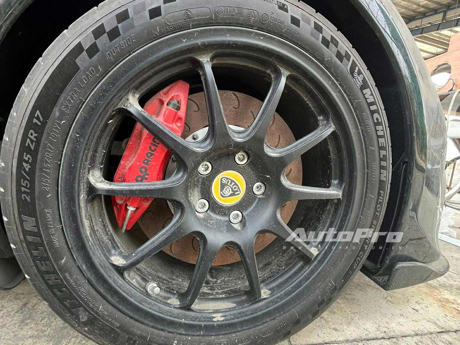 Bộ 3 xe độc trị giá hàng chục tỷ đồng phủ bụi ngoài cảng tại Việt Nam: Range Rover limo dài hơn Transit, có chiếc bản siêu giới hạn - Ảnh 11