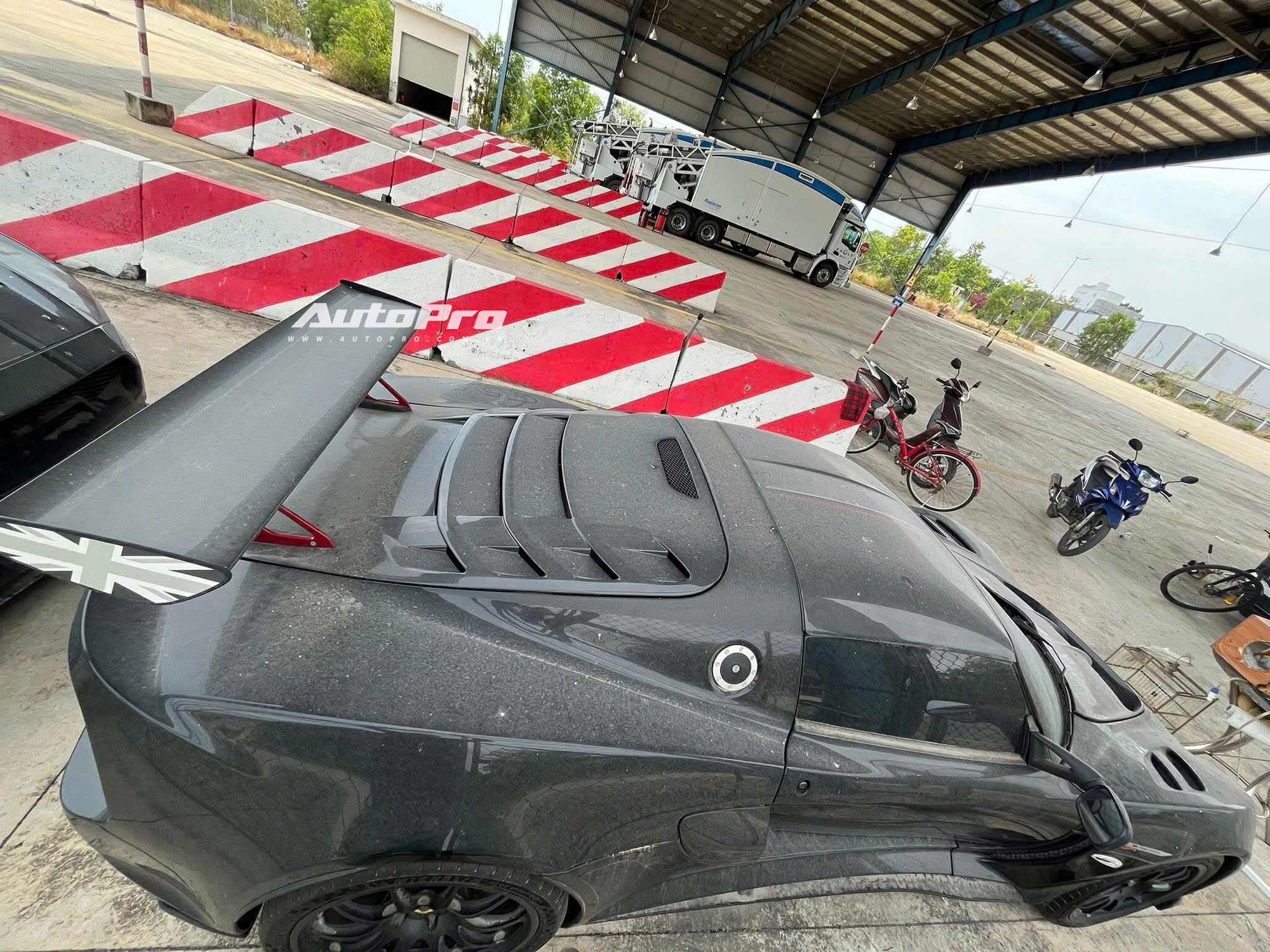 Bộ 3 xe độc trị giá hàng chục tỷ đồng phủ bụi ngoài cảng tại Việt Nam: Range Rover limo dài hơn Transit, có chiếc bản siêu giới hạn - Ảnh 10