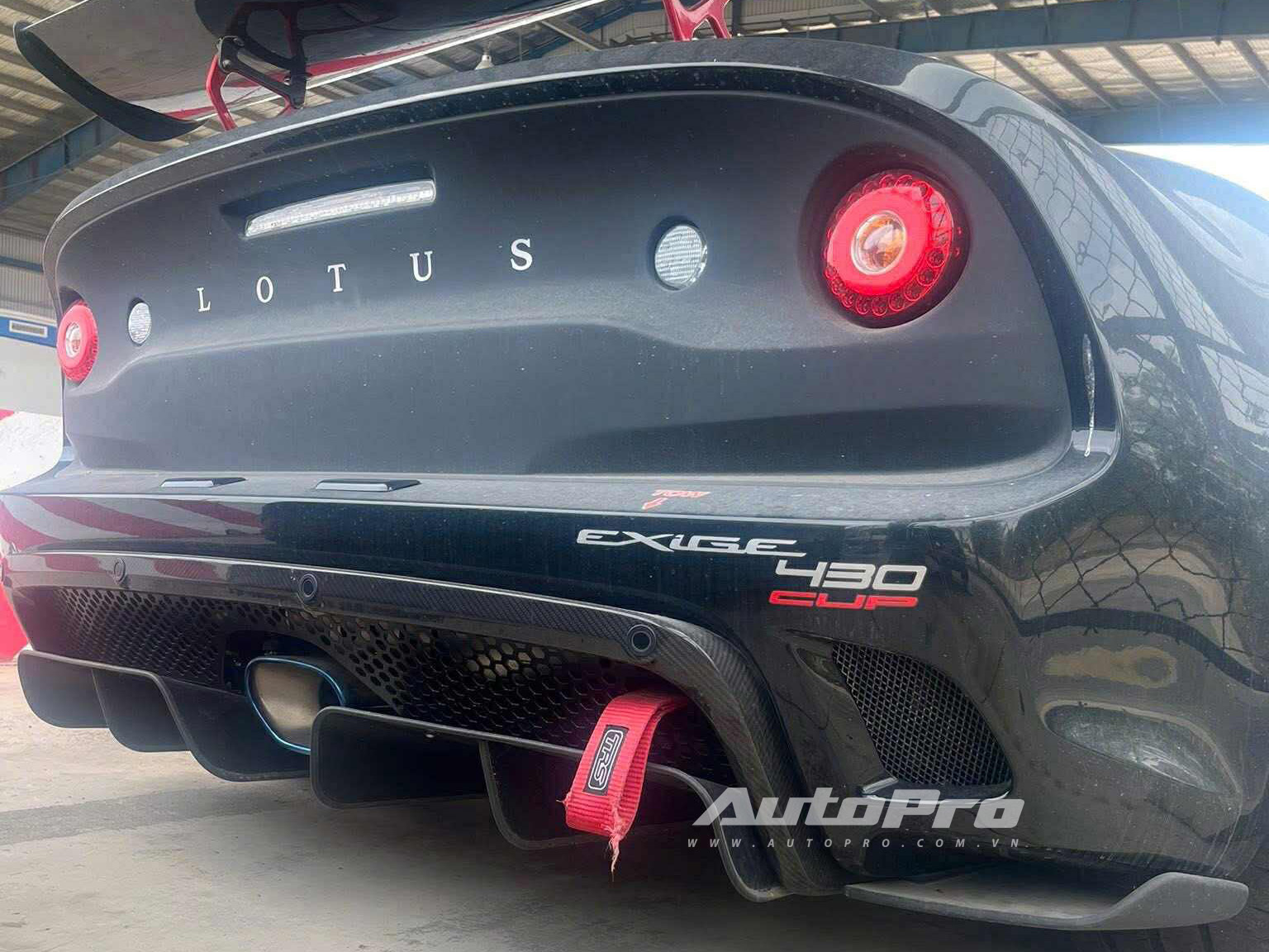 Bộ 3 xe độc trị giá hàng chục tỷ đồng phủ bụi ngoài cảng tại Việt Nam: Range Rover limo dài hơn Transit, có chiếc bản siêu giới hạn - Ảnh 9