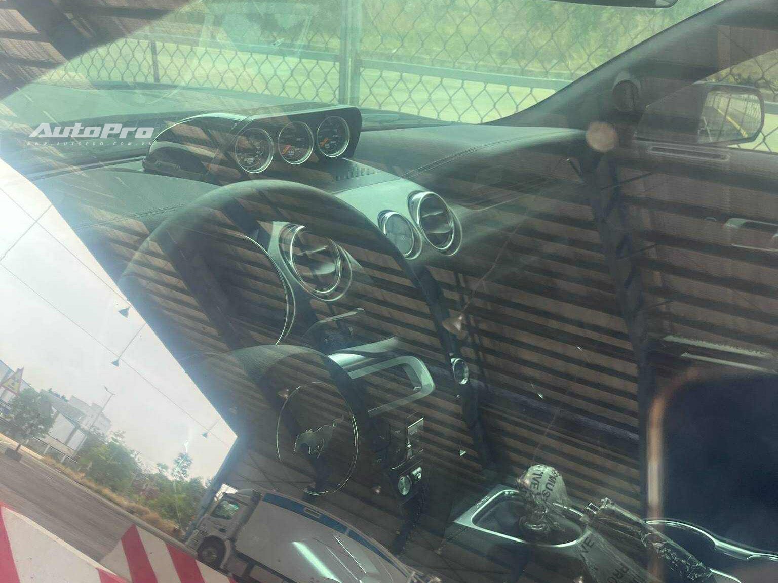 Bộ 3 xe độc trị giá hàng chục tỷ đồng phủ bụi ngoài cảng tại Việt Nam: Range Rover limo dài hơn Transit, có chiếc bản siêu giới hạn - Ảnh 6