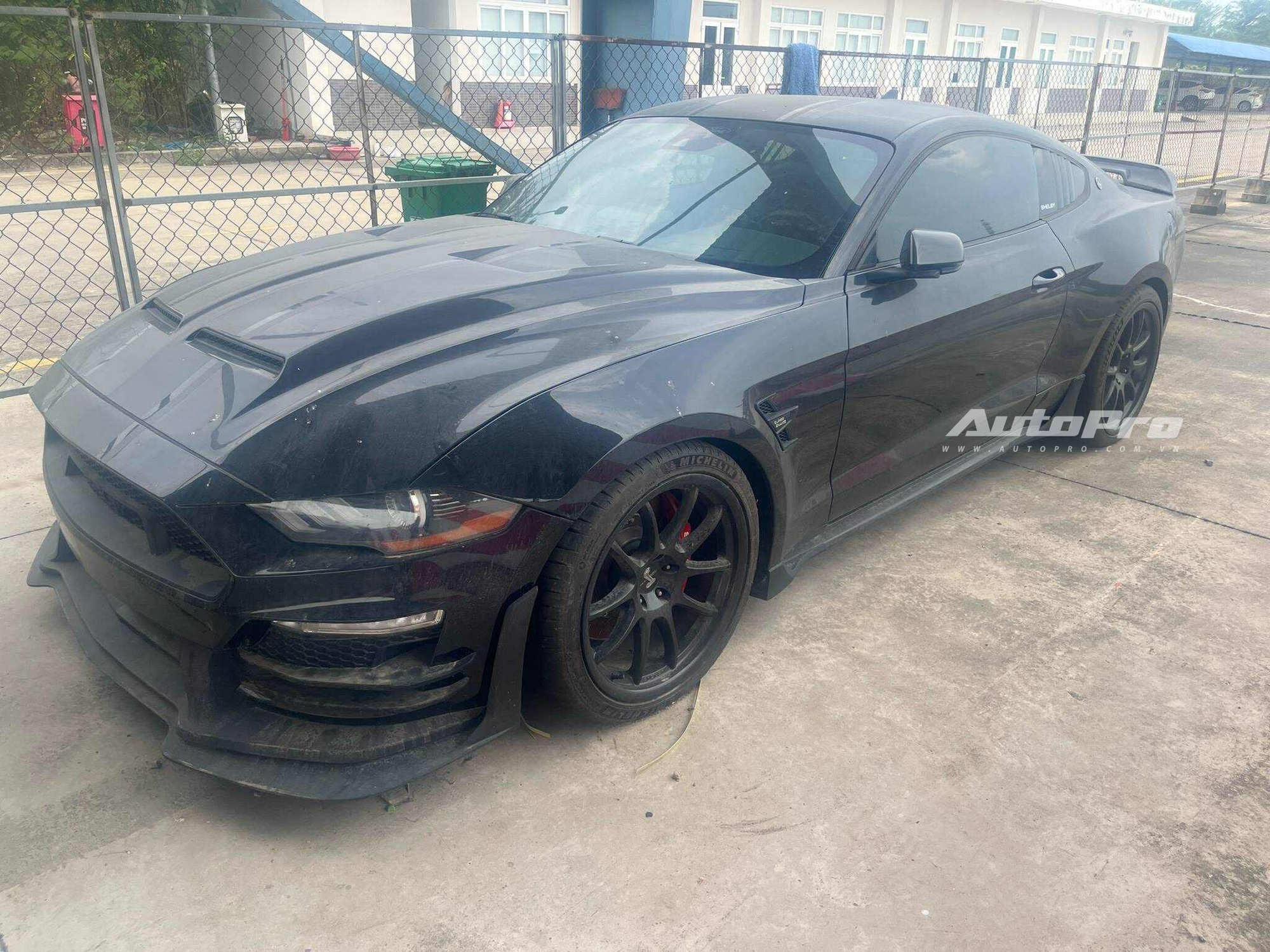 Bộ 3 xe độc trị giá hàng chục tỷ đồng phủ bụi ngoài cảng tại Việt Nam: Range Rover limo dài hơn Transit, có chiếc bản siêu giới hạn - Ảnh 1