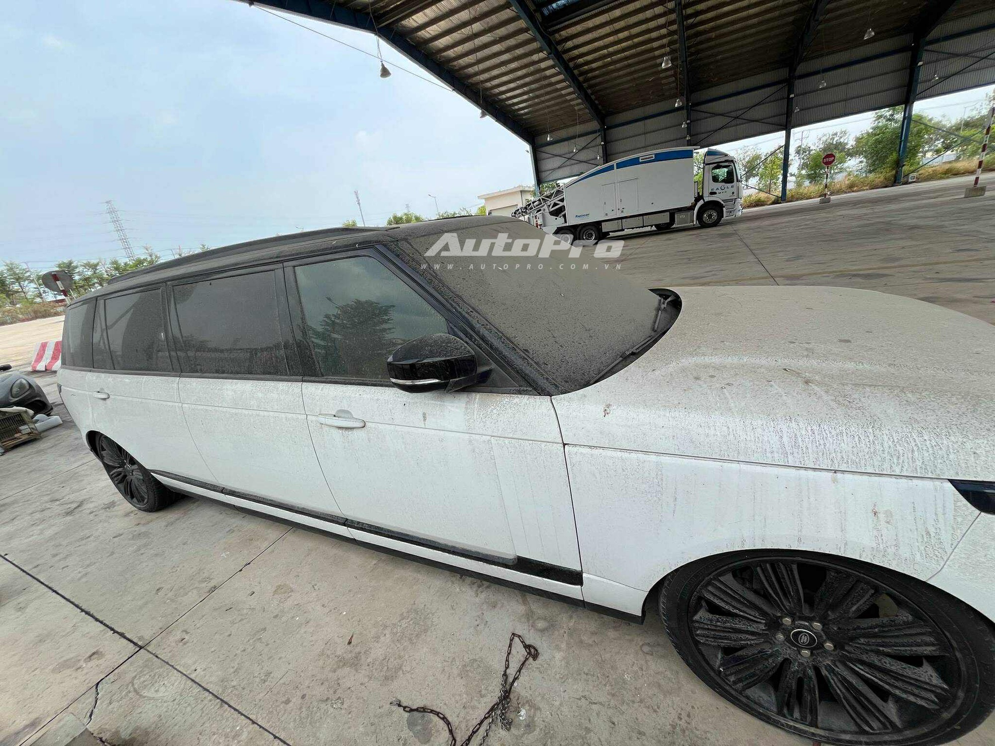 Bộ 3 xe độc trị giá hàng chục tỷ đồng phủ bụi ngoài cảng tại Việt Nam: Range Rover limo dài hơn Transit, có chiếc bản siêu giới hạn - Ảnh 15