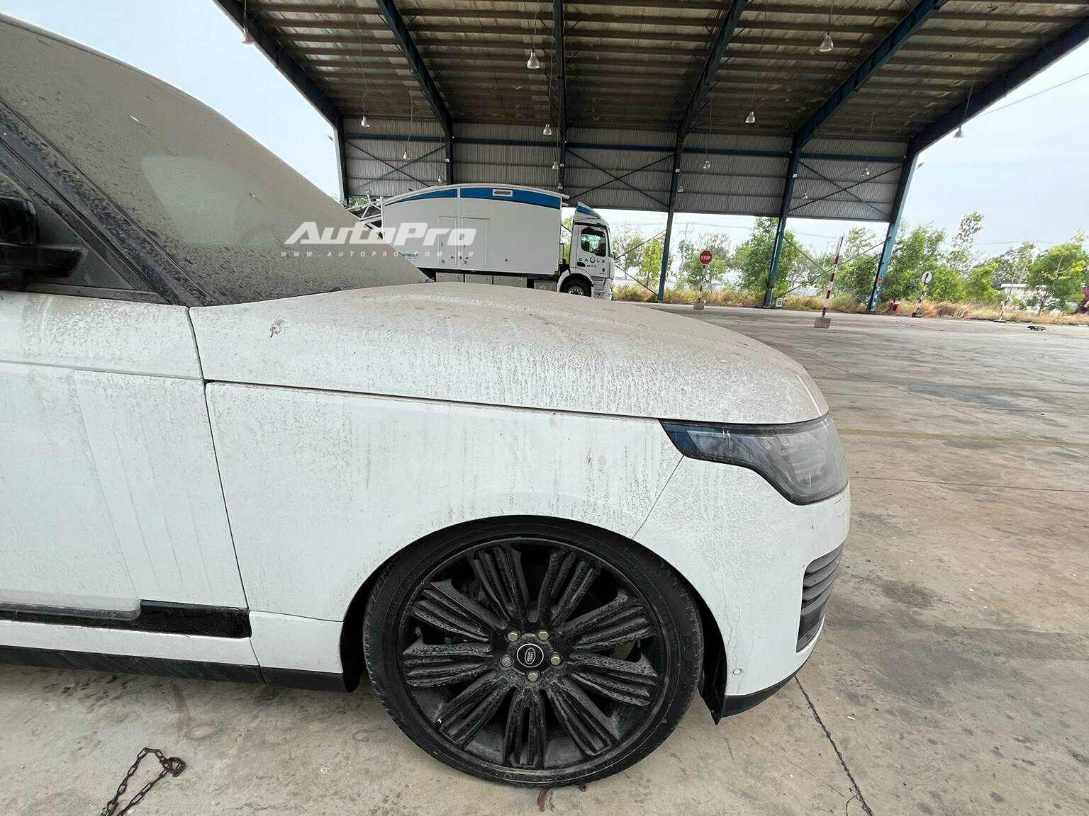 Bộ 3 xe độc trị giá hàng chục tỷ đồng phủ bụi ngoài cảng tại Việt Nam: Range Rover limo dài hơn Transit, có chiếc bản siêu giới hạn - Ảnh 14