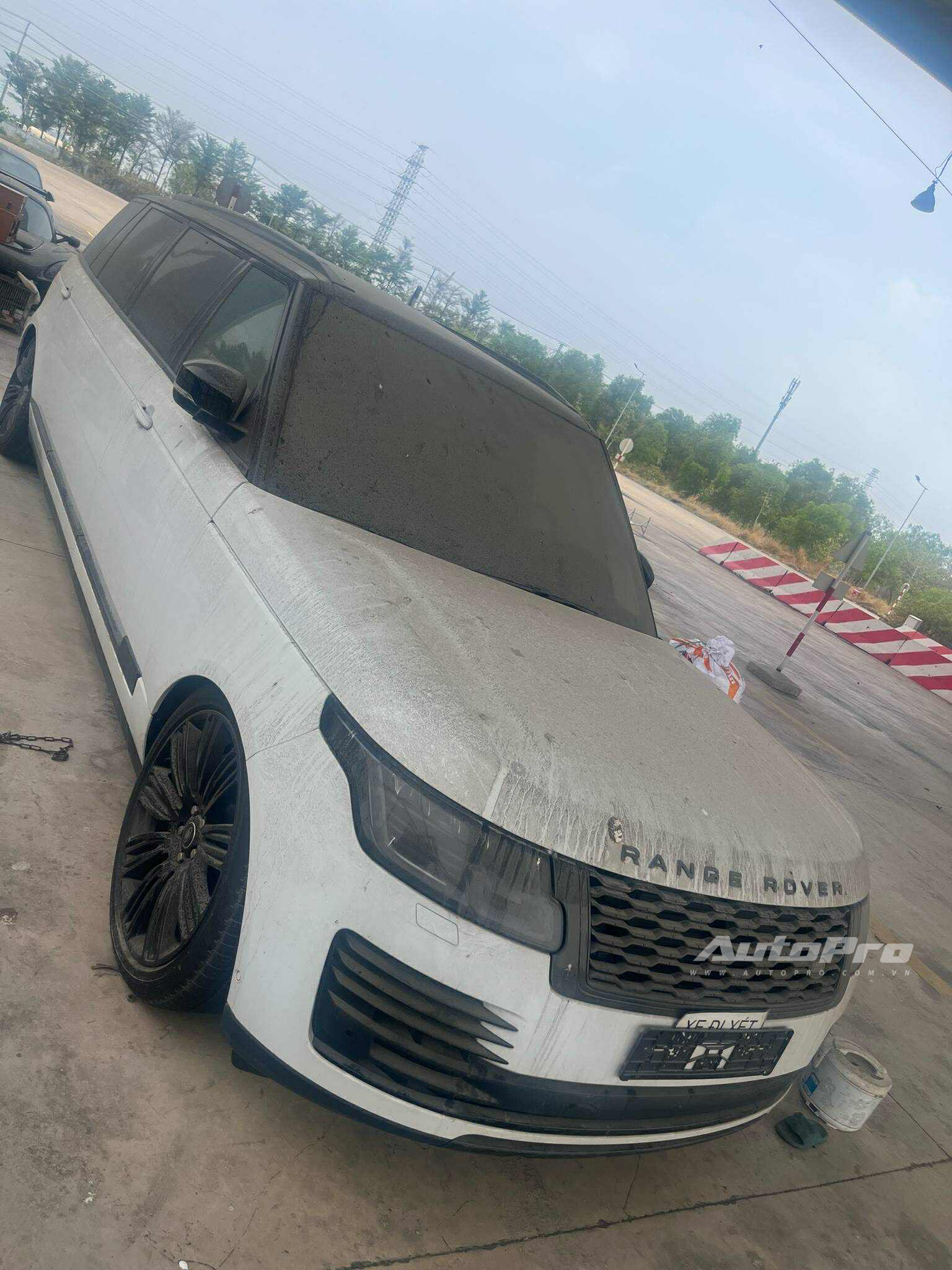 Bộ 3 xe độc trị giá hàng chục tỷ đồng phủ bụi ngoài cảng tại Việt Nam: Range Rover limo dài hơn Transit, có chiếc bản siêu giới hạn - Ảnh 13