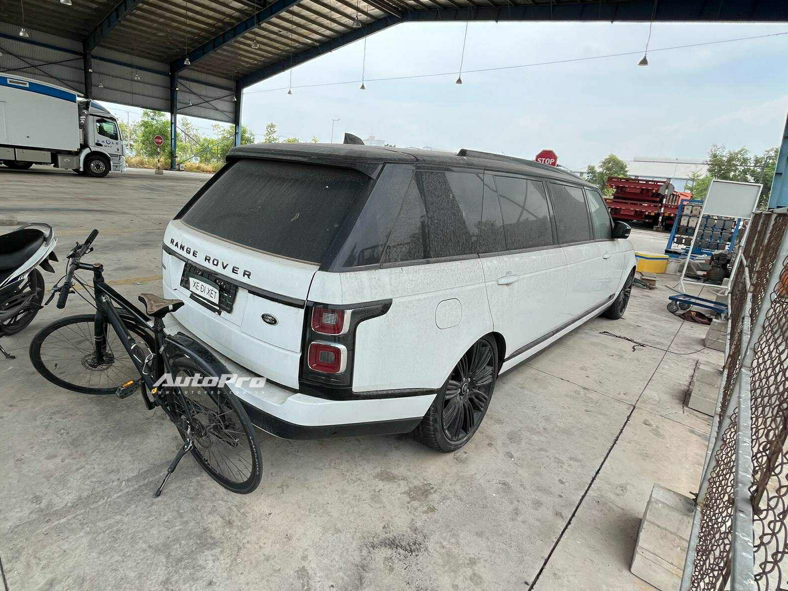 Bộ 3 xe độc trị giá hàng chục tỷ đồng phủ bụi ngoài cảng tại Việt Nam: Range Rover limo dài hơn Transit, có chiếc bản siêu giới hạn - Ảnh 16