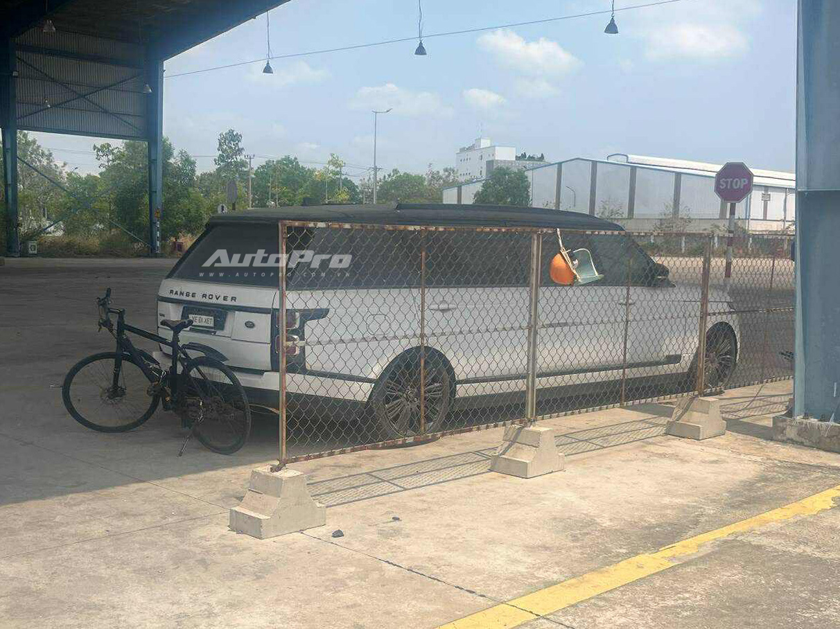 Bộ 3 xe độc trị giá hàng chục tỷ đồng phủ bụi ngoài cảng tại Việt Nam: Range Rover limo dài hơn Transit, có chiếc bản siêu giới hạn - Ảnh 12