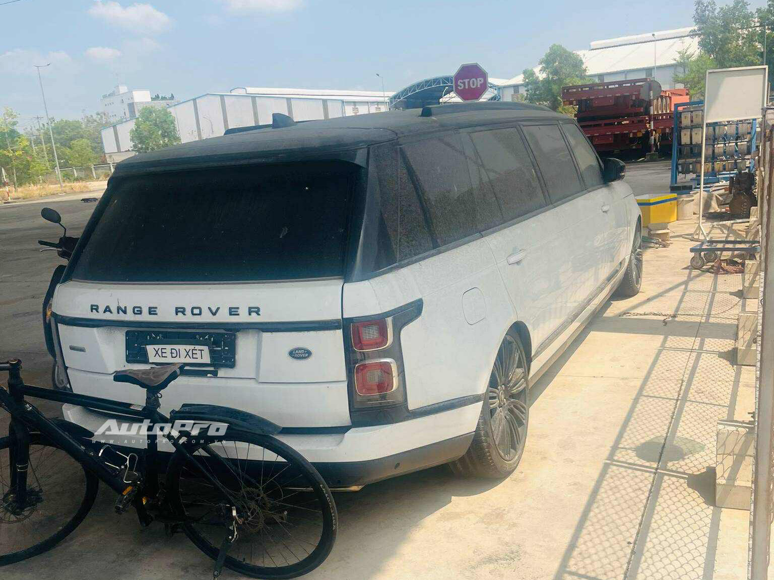 Bộ 3 xe độc trị giá hàng chục tỷ đồng phủ bụi ngoài cảng tại Việt Nam: Range Rover limo dài hơn Transit, có chiếc bản siêu giới hạn - Ảnh 17