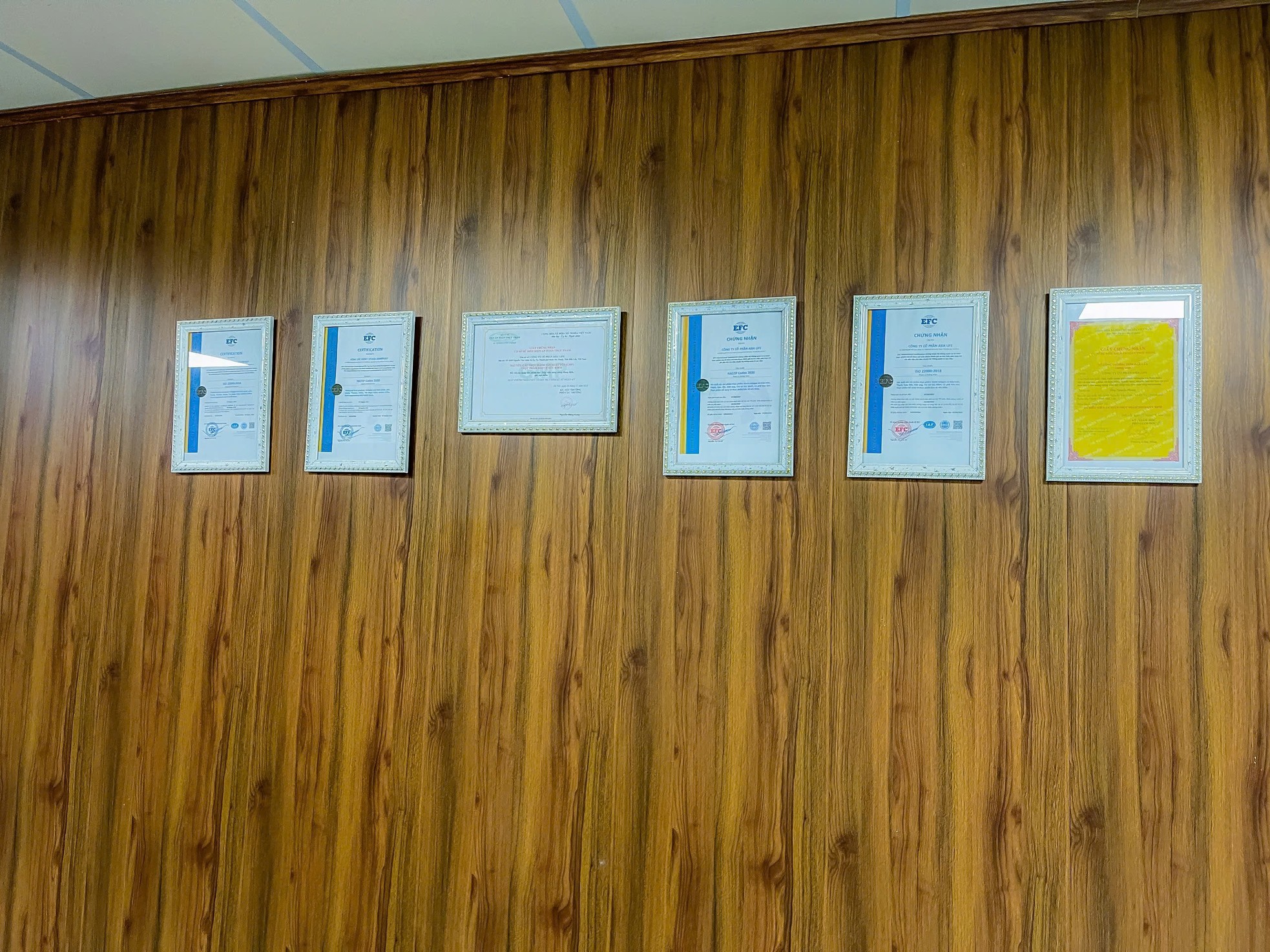 Bên trong nhà máy sản xuất kẹo rau củ khiến Quang Linh Vlogs, Hằng Du Mục bị bắt - Ảnh 4