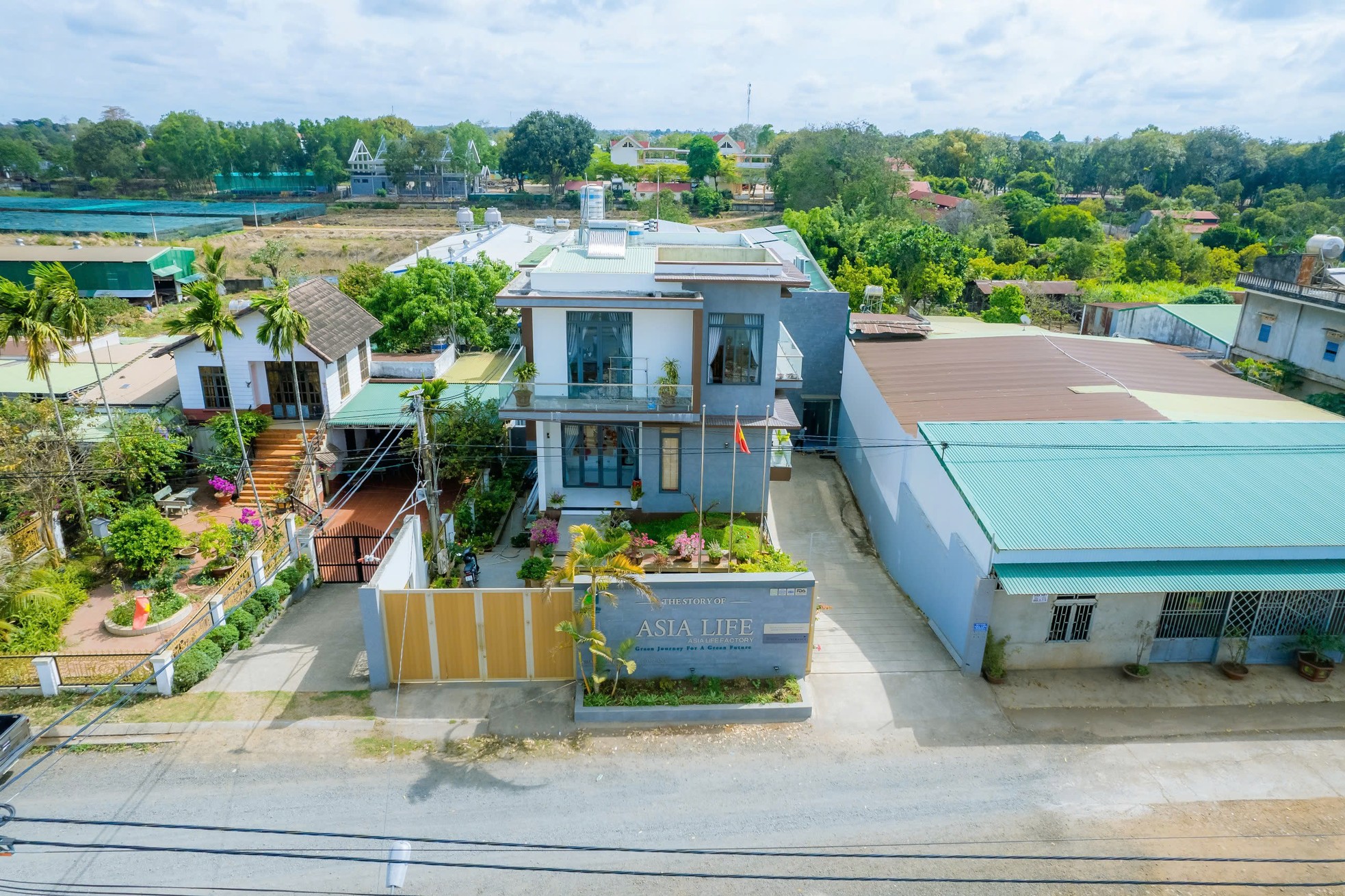 Bên trong nhà máy sản xuất kẹo rau củ khiến Quang Linh Vlogs, Hằng Du Mục bị bắt - Ảnh 1