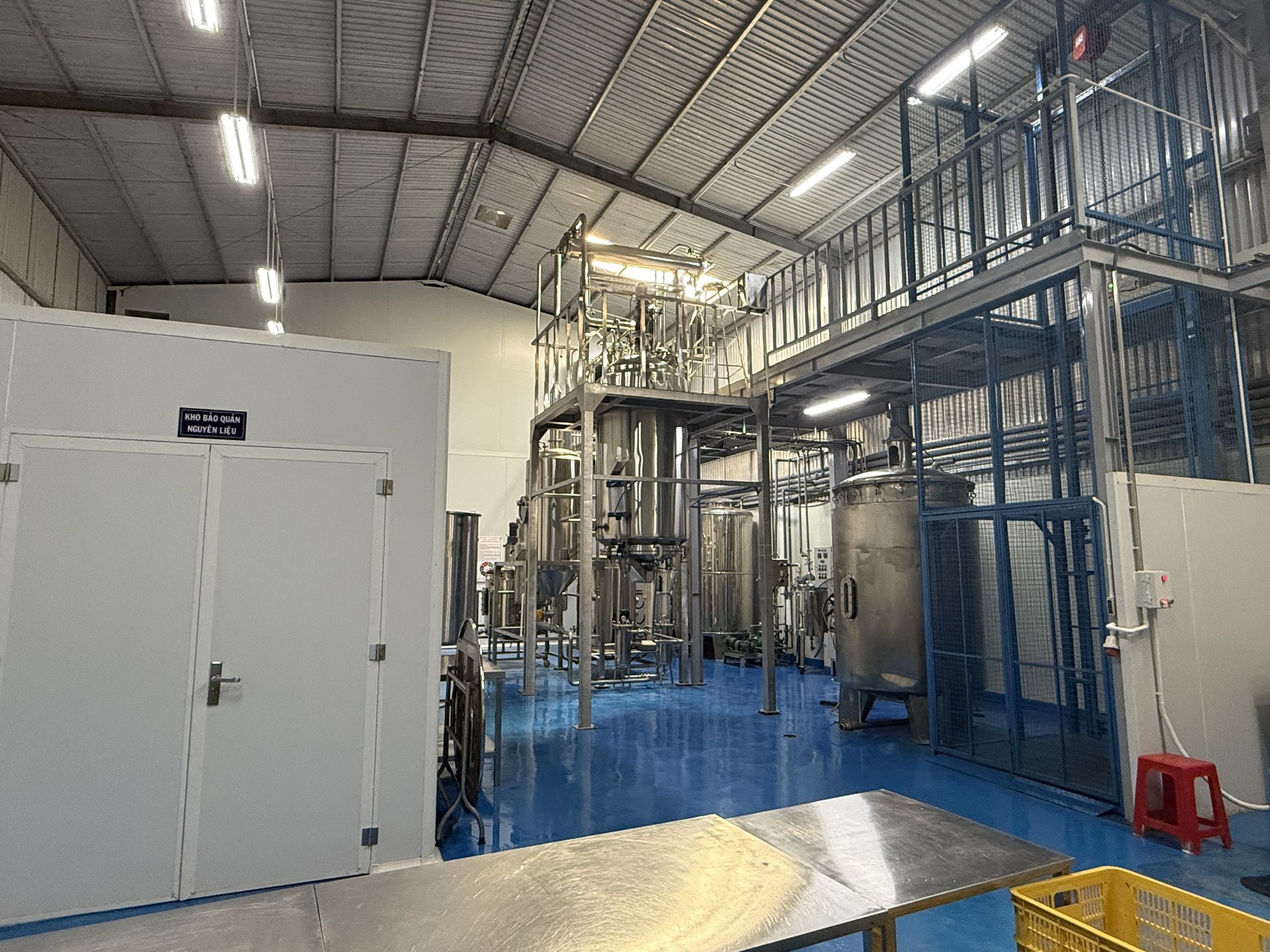 Bên trong nhà máy sản xuất kẹo rau củ khiến Quang Linh Vlogs, Hằng Du Mục bị bắt - Ảnh 2