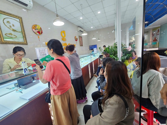 Người phụ nữ ở Hà Nội mang 300 chỉ đi bán vào ngày giá vàng vượt 115 triệu, nghe số lãi mà choáng - Ảnh 2