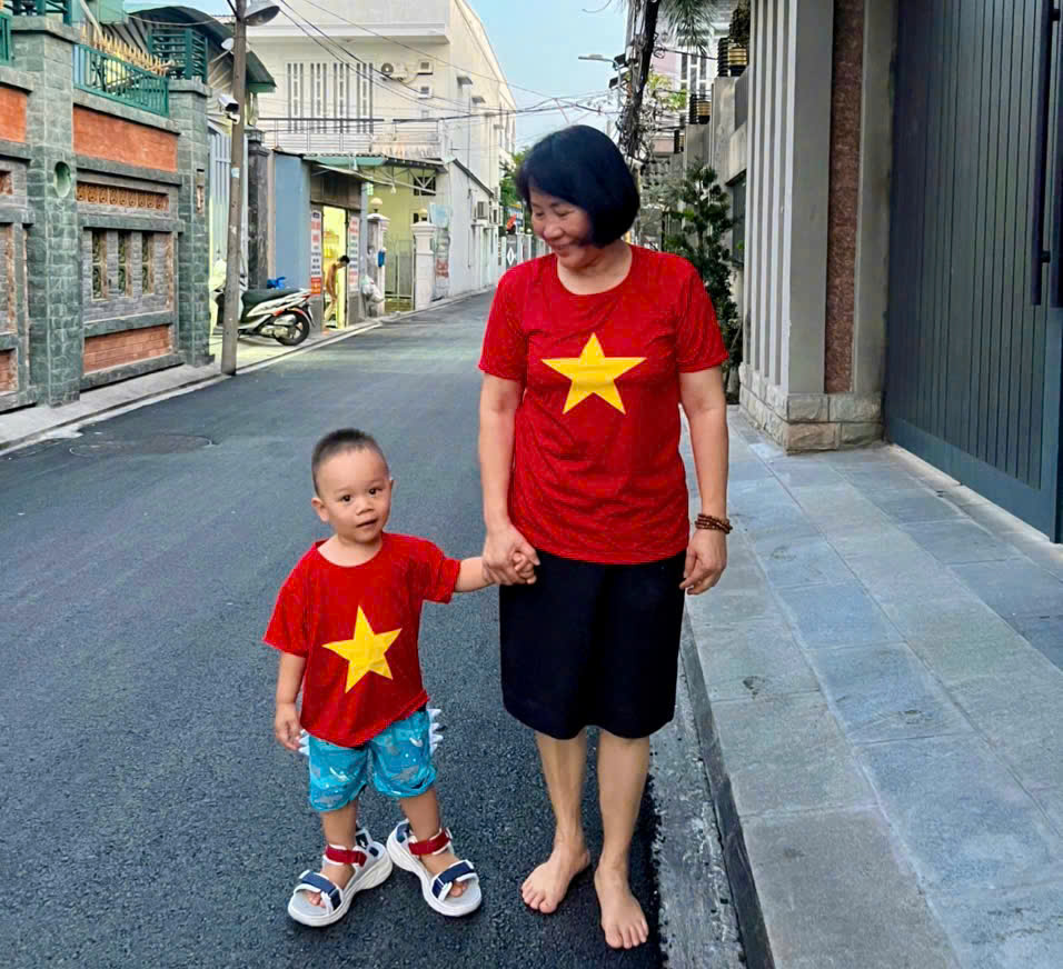 Cơn sốt mua áo cờ đỏ sao vàng mặc dịp lễ 30-4 - Ảnh 1