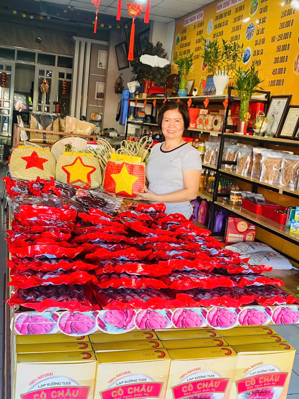 Cơn sốt mua áo cờ đỏ sao vàng mặc dịp lễ 30-4 - Ảnh 5