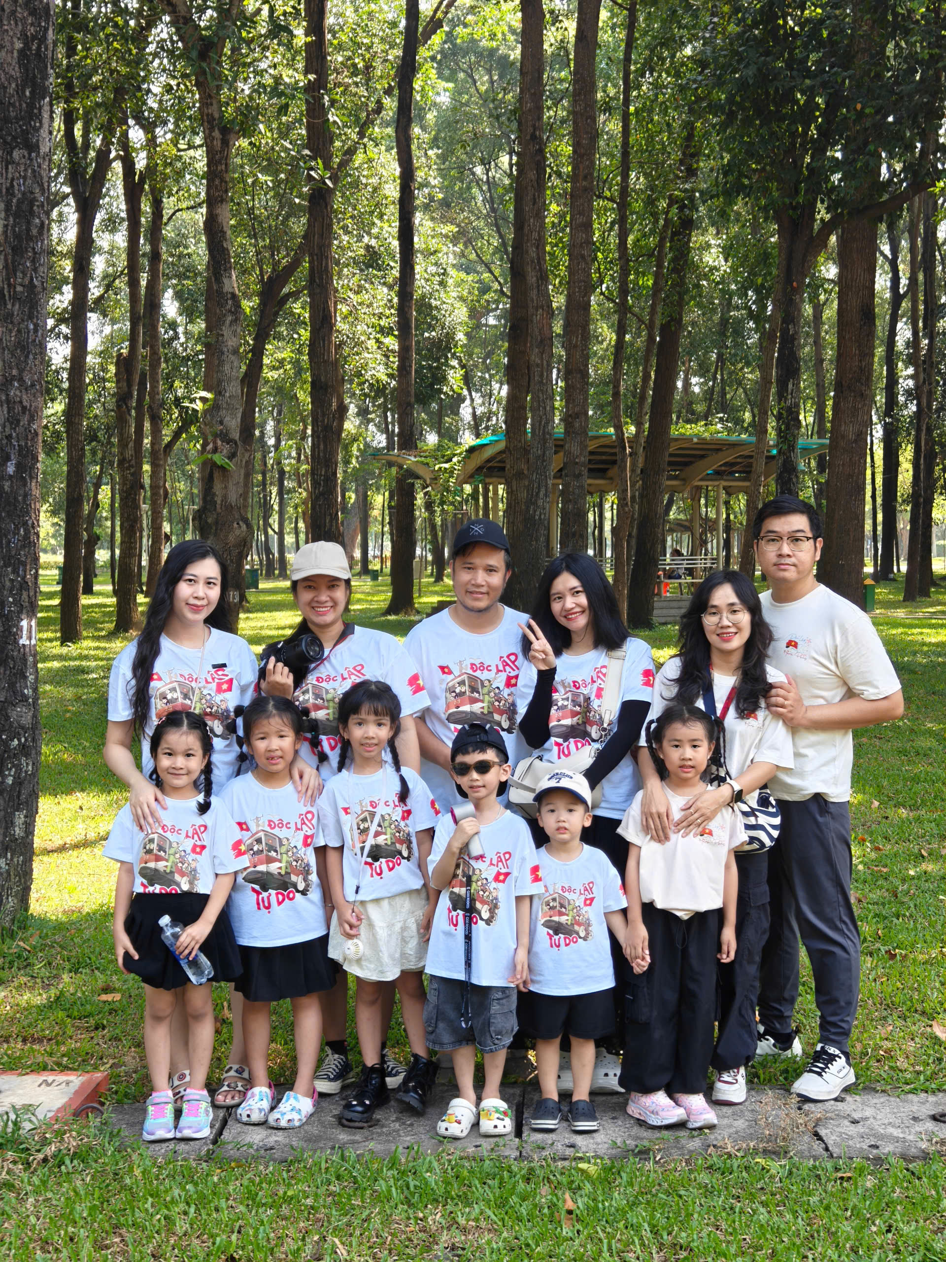 Cơn sốt mua áo cờ đỏ sao vàng mặc dịp lễ 30-4 - Ảnh 2