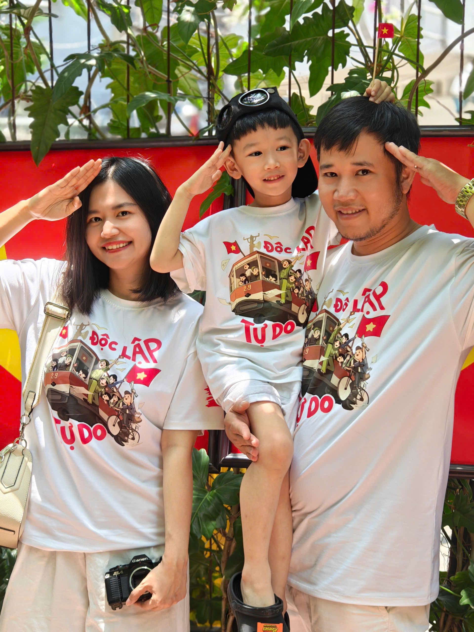 Cơn sốt mua áo cờ đỏ sao vàng mặc dịp lễ 30-4 - Ảnh 3