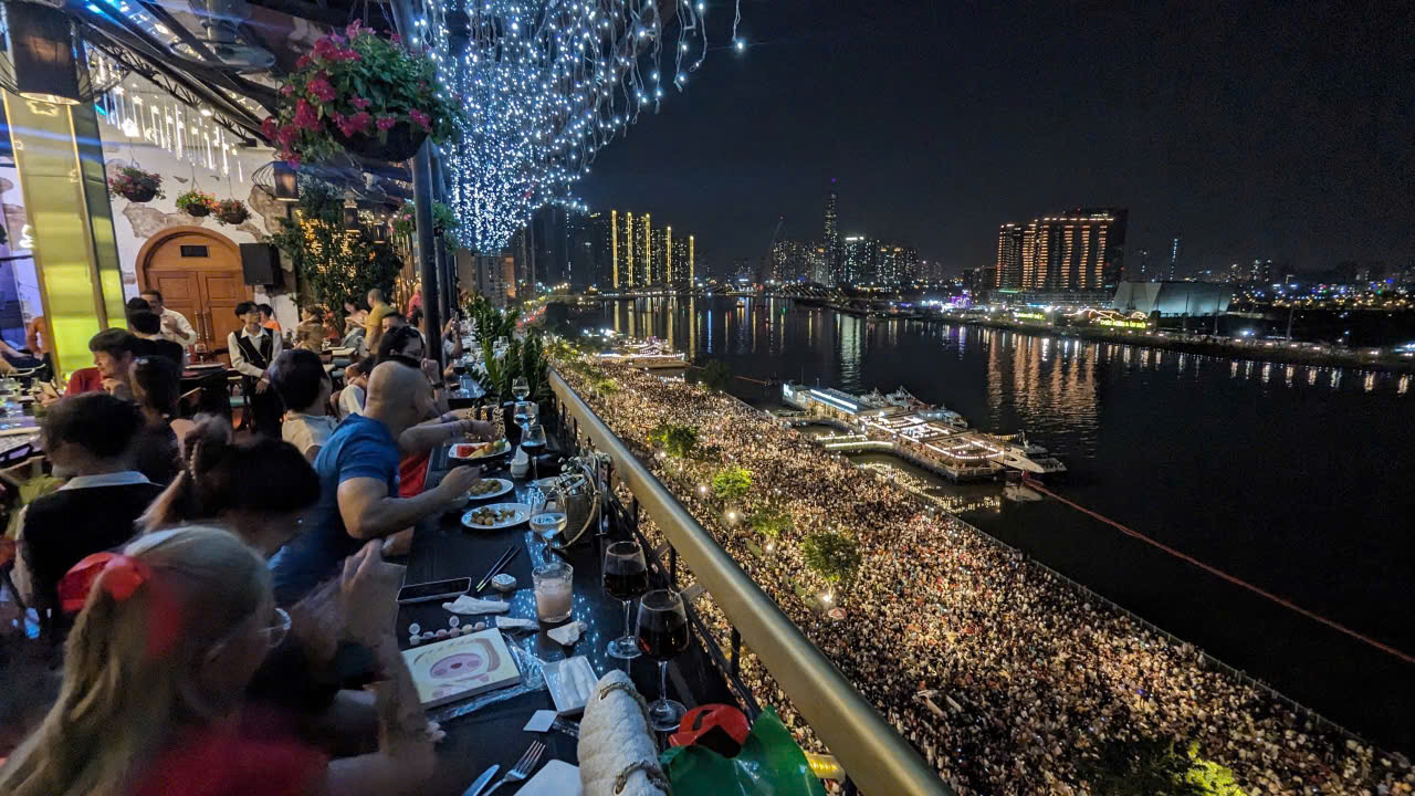 Những khách sạn có view "đỉnh nóc" xem bắn pháo hoa, diễu binh, diễu hành - Ảnh 2