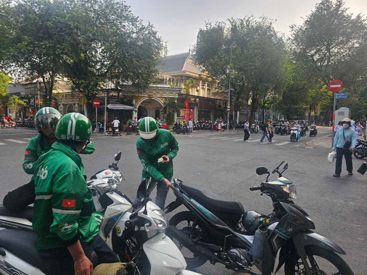 Ngoài hàng quán, bãi giữ xe, một dịch vụ bất ngờ “hốt bạc” trong ngày diễu binh, diễu hành - Ảnh 1