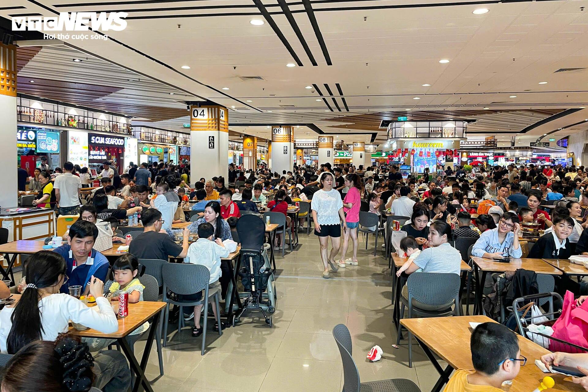 Trung tâm thương mại chật cứng người mua sắm, ăn uống ngày lễ 30/4 - Ảnh 11
