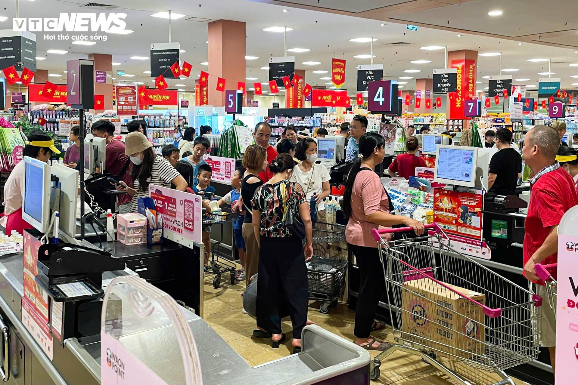 Trung tâm thương mại chật cứng người mua sắm, ăn uống ngày lễ 30/4 - Ảnh 17