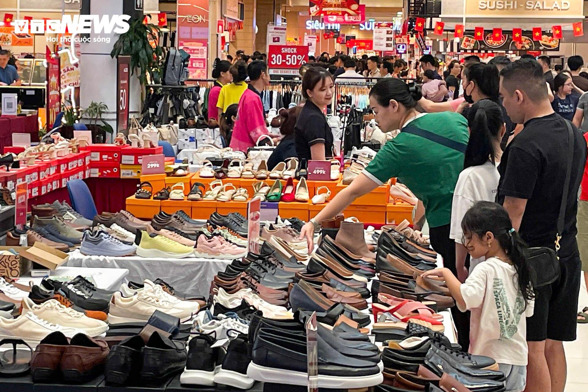 Trung tâm thương mại chật cứng người mua sắm, ăn uống ngày lễ 30/4 - Ảnh 16