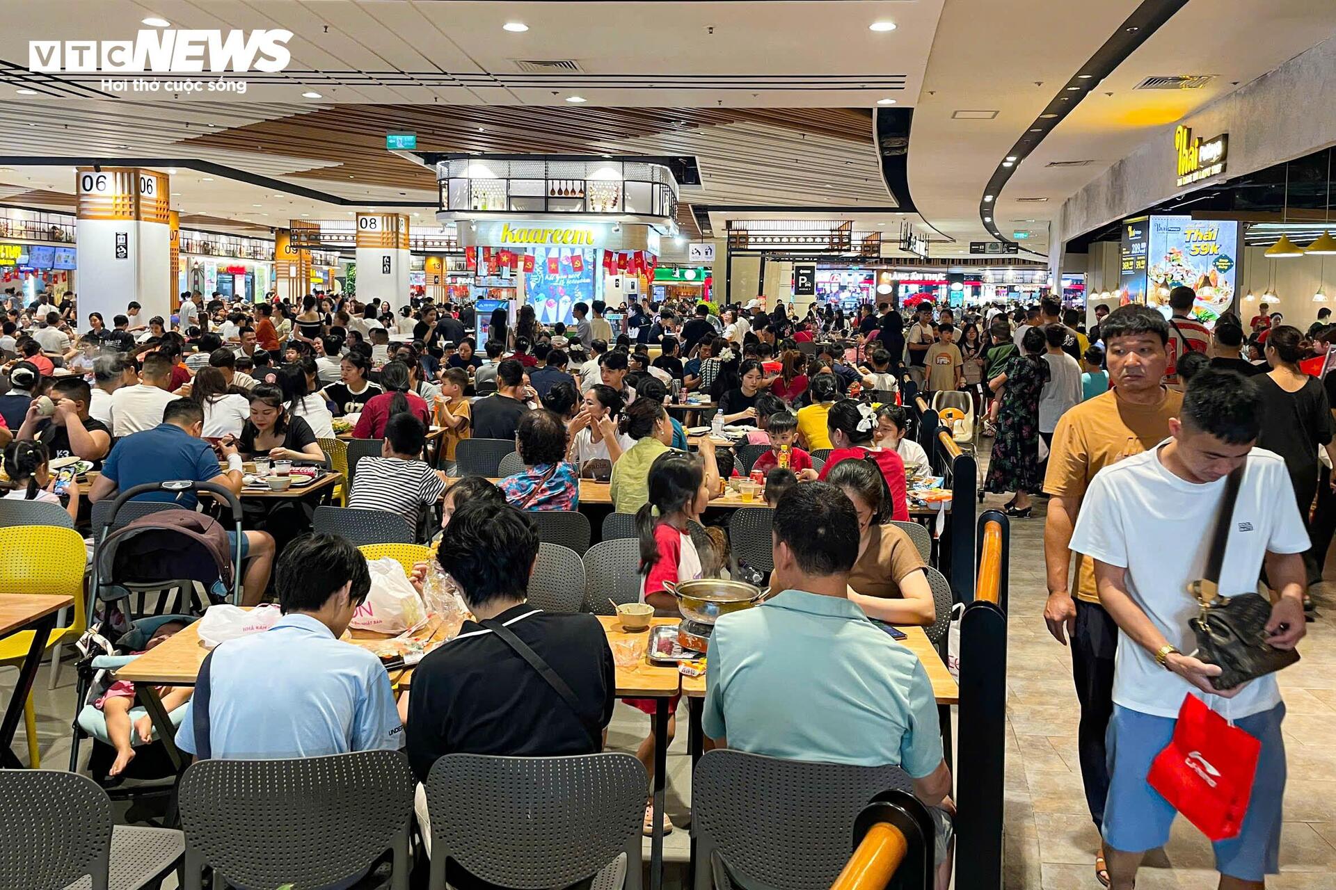 Trung tâm thương mại chật cứng người mua sắm, ăn uống ngày lễ 30/4 - Ảnh 12
