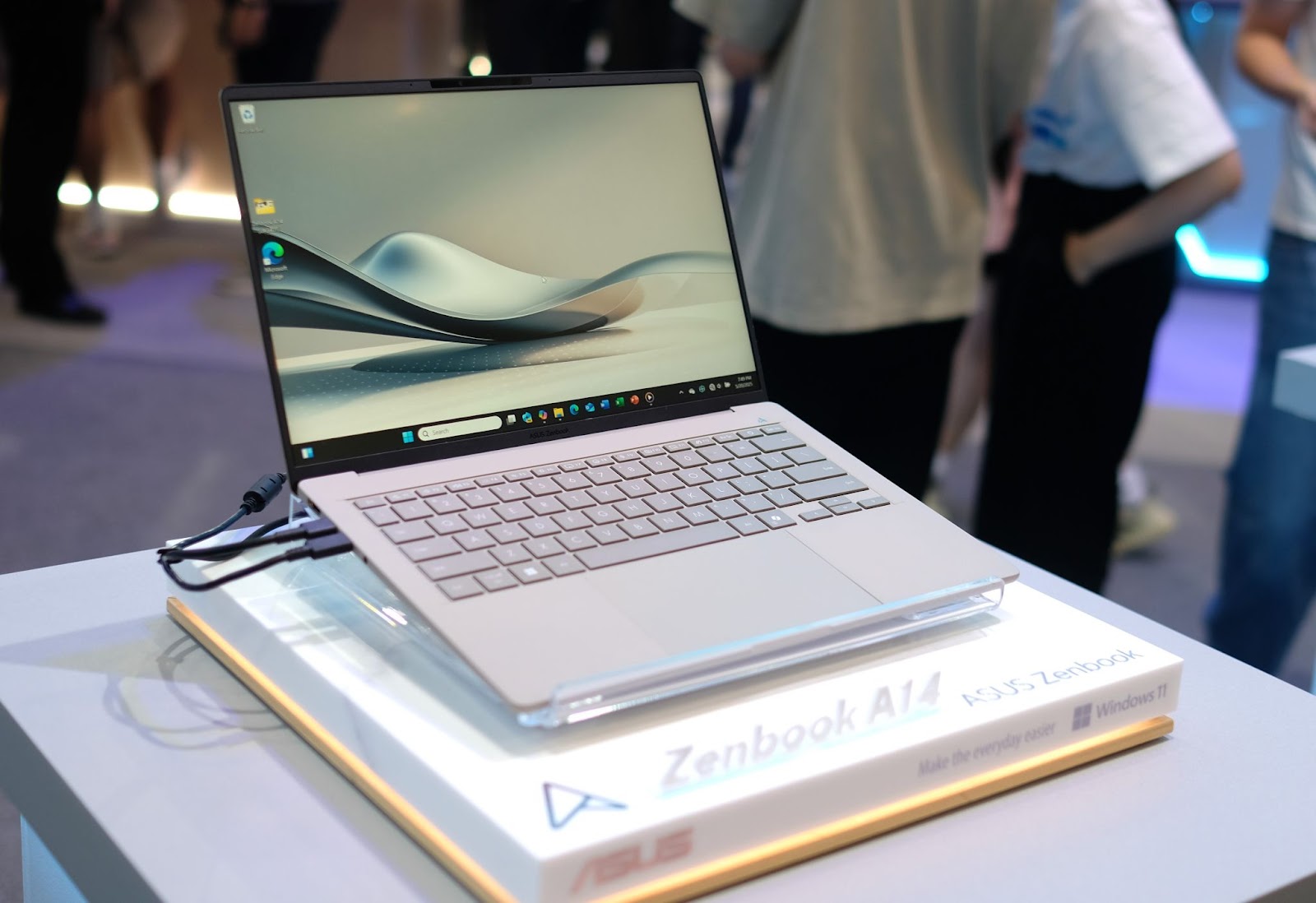 Cận cảnh mẫu laptop siêu mỏng nhẹ, dùng vật liệu đặc biệt của Asus tại Computex 2025 - Ảnh 4