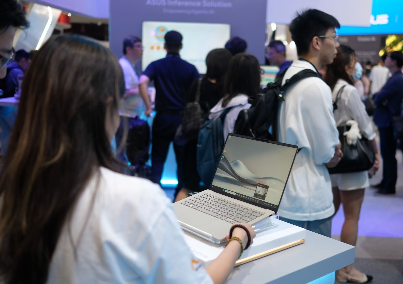 Cận cảnh mẫu laptop siêu mỏng nhẹ, dùng vật liệu đặc biệt của Asus tại Computex 2025 - Ảnh 5