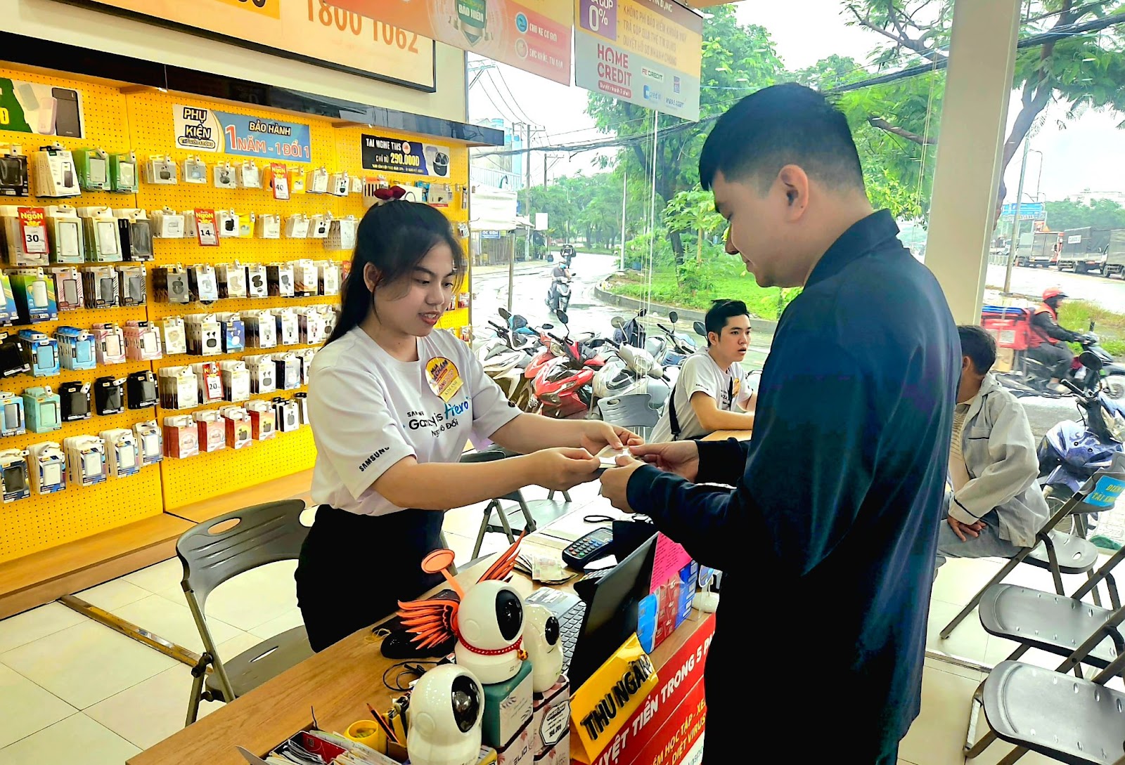 Nhiều chuỗi khác bắt đầu tham chiến mảng nạp - rút - chuyển tiền ngân hàng, Thế Giới Di Động có lo ngại? - Ảnh 3