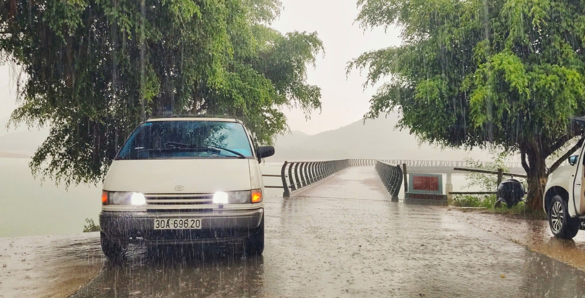 Đẳng cấp giá trị cốt lõi của Toyota: 35 tuổi vẫn 'sẵn sàng xuống biển lên đồi', giá rẻ tiện nghi bất ngờ - Ảnh 1