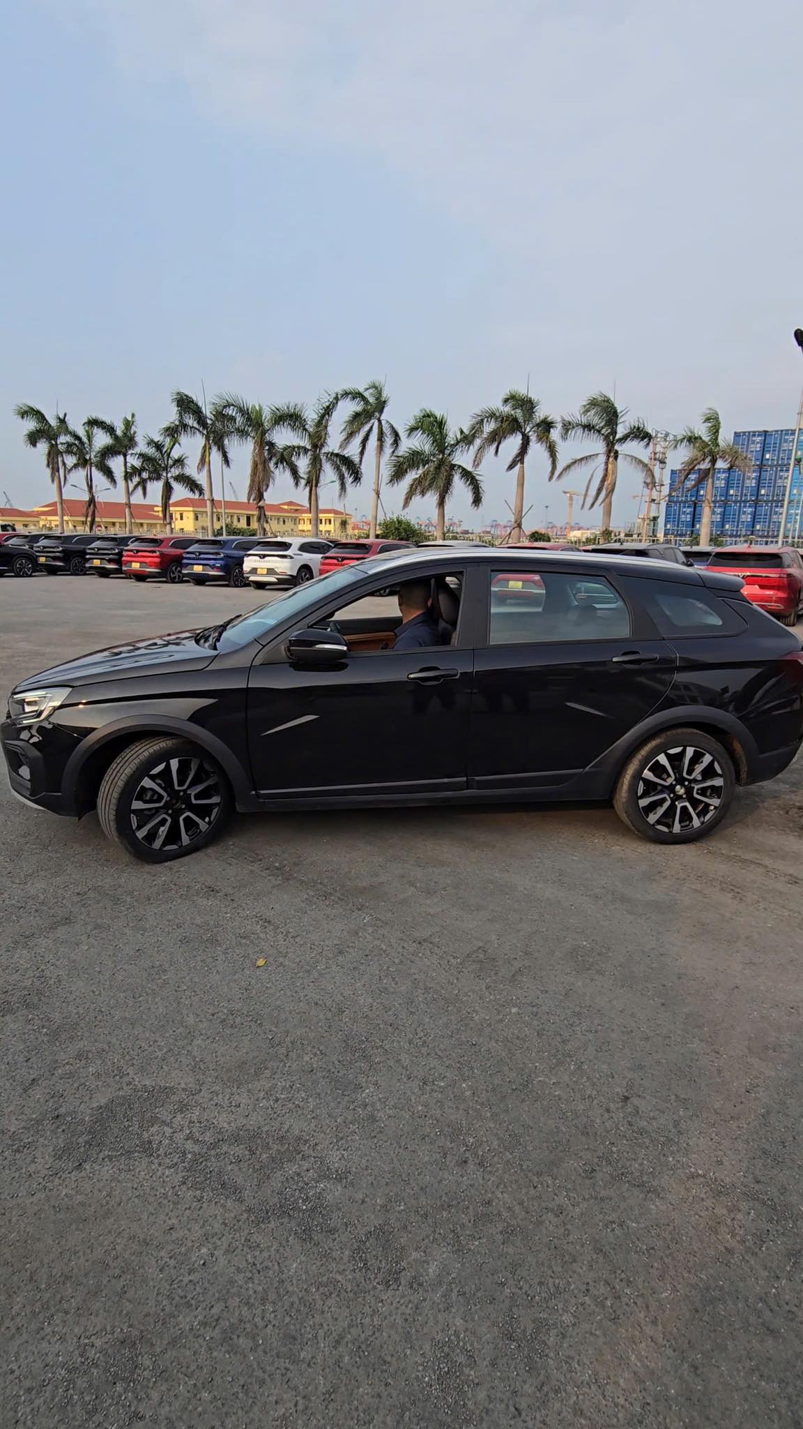 Xe Lada của Nga xếp đầy bãi, sắp bán cho người Việt: Giá rất rẻ, xe rất bền nhưng số đông sẽ chọn xe khác? - Ảnh 3