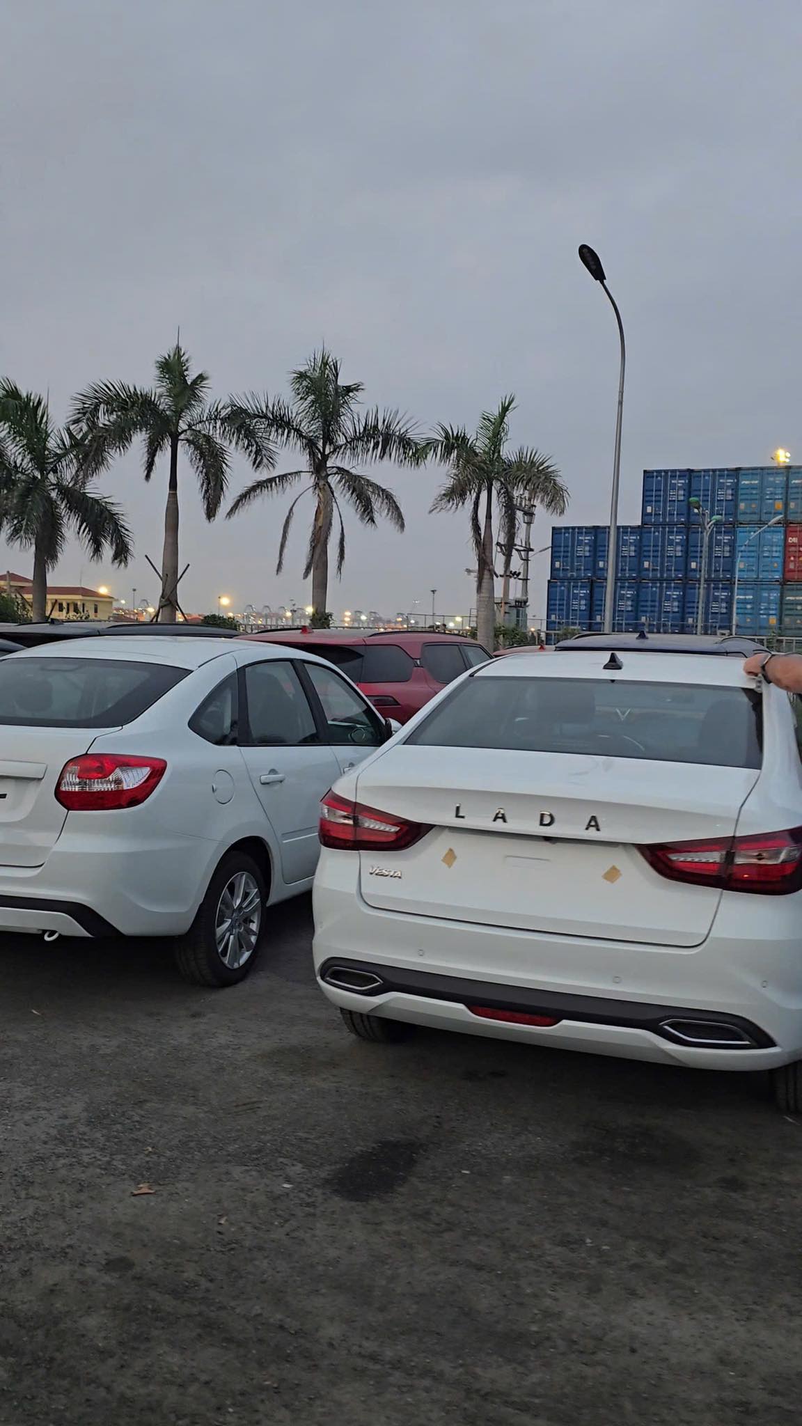 Xe Lada của Nga xếp đầy bãi, sắp bán cho người Việt: Giá rất rẻ, xe rất bền nhưng số đông sẽ chọn xe khác? - Ảnh 2