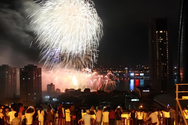Đua nhau bán chỗ ngồi sân thượng xem pháo hoa Đà Nẵng - Ảnh 2